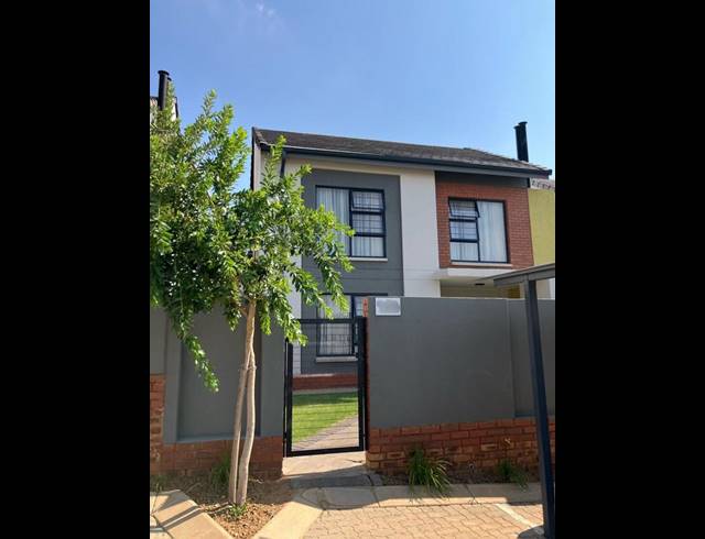3 BEDROOM TOWNHOUSE FOR SALE IN AMBERFIELD